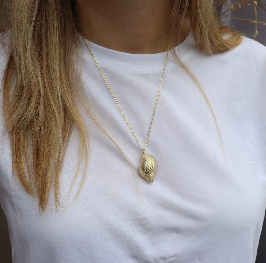 Large Conch Shell 9ct Gold Necklace